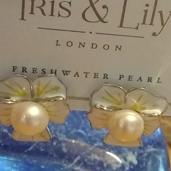 Iris & Lily Jewelry Iris Lily London Fresh Water Pearl Earrings
